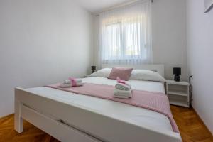 Postel nebo postele na pokoji v ubytování Apartments Rogić