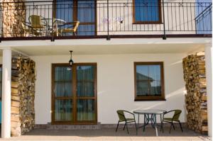 a patio with a table and chairs on a balcony at Apartamenty na Wydmie in Gąski