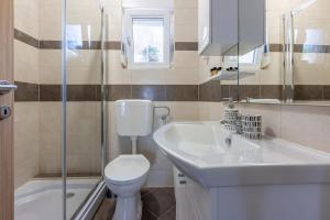 Koupelna v ubytování Apartments Rogić + 37 fotografií