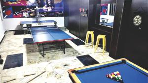 une salle avec un billard et un bar dans l'établissement Hotel San Fernando Real, à Cali