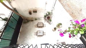 an overhead view of a building with tables and flowers at Al Cortiletto in Palermo
