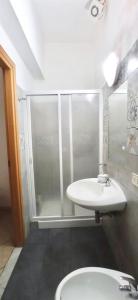 パレルモにあるAl Cortilettoのバスルーム(シャワー、洗面台、トイレ付)
