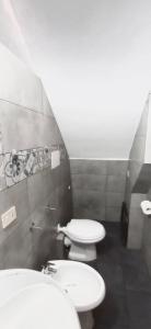 パレルモにあるAl Cortilettoのバスルーム(トイレ2つ、シンク2つ付)