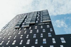 Un edificio alto y negro con un cartel. en Comfort Hotel Bodø en Bodø