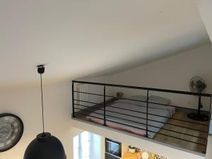 - une chambre avec des lits superposés au plafond dans l'établissement BORDEAUX CENTRE BELLE DUPLEX, à Bordeaux