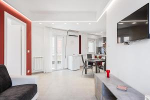 salon z kanapą i stołem w obiekcie Cozy Apartment near the Historic Center w Taominie