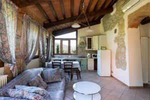 a living room with a couch and a kitchen at B&B la Concordia in Serravalle Pistoiese