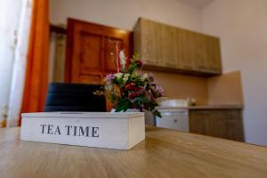 - un plateau/bouilloire assis sur une table dans la cuisine dans l'établissement Casa Steluta, à Sighişoara