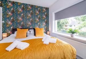 เตียงในห้องที่ Stylish Hot Tub House with free parking!