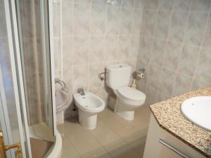 a bathroom with a toilet and a bidet at Apartament a 2 minuts de la platja, amb AC in Platja  d'Aro +7 photos