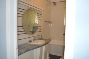 un bagno con lavandino e specchio di Gallipoli Apartment ActiveLife a Gallipoli