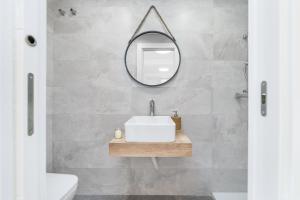 Kúpeľňa v ubytovaní Suite Homes Penthouse La Merced + 17 fotografií