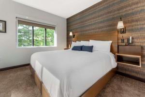 Tempat tidur dalam kamar di The Cranberry, Ascend Hotel Collection