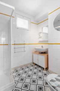 ein Badezimmer mit einem Waschbecken, einer Badewanne und einem WC in der Unterkunft Le Cocon de Neptune in Arromanches-les-Bains