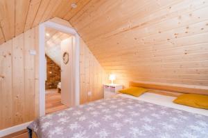 Postel nebo postele na pokoji v ubytování Bryza Jantar apartamenty z sauną & domki z kominkami + 96 fotografií