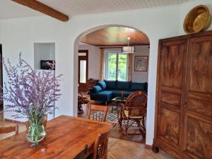 A seating area at Grande maison escapade au bord de la riviere