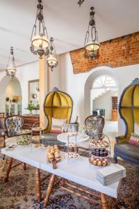 sala de estar con mesa blanca y sillas en Oude Werf Hotel en Stellenbosch