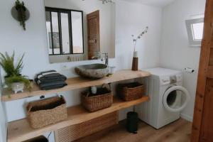 a bathroom with a sink and a washing machine at Petit loft sur les toits d'Avignon in Avignon
