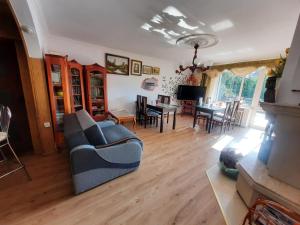 a living room with a couch and a dining room at PENSJONAT KAPRYS in Jesionka
