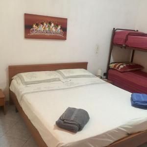 プレンミリオにあるStella Marinaのベッドルーム1室(タオル付きのベッド1台付)