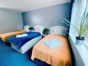 Ліжко або ліжка в номері Redwings Lodge Baldock