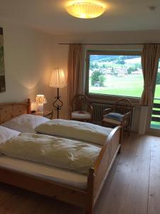 A bed or beds in a room at Gästehaus Schröder