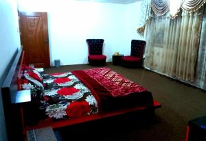 En eller flere senger på et rom på Awais Hotel and Restaurant Rawlakot