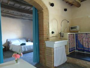 een badkamer met een wastafel en een bed in een kamer bij Montalcinello Casavolta WIFI, aria condizionata in Montingegnoli