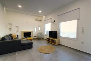 Villa Veranda Agios NIkolaos (suite) tesisinde bir televizyon ve/veya eğlence merkezi