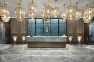 - un hall avec une grande baignoire et des lustres dans l'établissement Crowne Plaza Wuhan Optics Valley, an IHG Hotel, à Wuhan