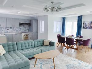 uma sala de estar com um sofá azul e uma mesa em Amanito Apartments em Prcanj