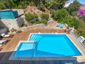 an overhead view of a swimming pool on a wooden deck at Eco Sunshine Apartments Lumbarda in Lumbarda