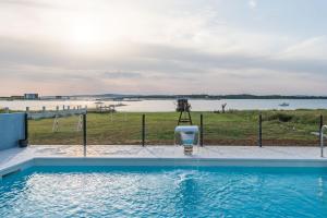 een camera op een statief naast een zwembad bij Kuća za odmor in Privlaka