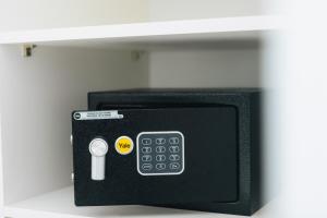 a black box with a remote control on a shelf at Centoquindici Rooms & Suite in Montesilvano