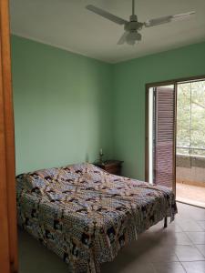- une chambre avec un lit et un ventilateur de plafond dans l'établissement Casa Glorioso, à Santa Ninfa