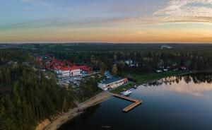 uma vista aérea de um resort num lago em Domek Na Gwizdówce " u KARGULA" - KASZUBY em Sierakowice