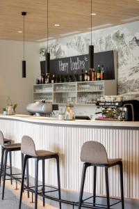 JUFA Hotel Savognin酒吧或休息區