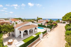 eine Luftansicht eines Hauses mit Pool in der Unterkunft Villa Menorca ROCAS by Mauter Villas in Cala'n Bosch