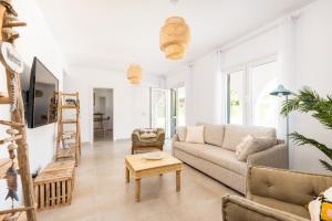 uma sala de estar com um sofá e uma mesa em Villa Menorca ROCAS by Mauter Villas em Cala'n Bosch