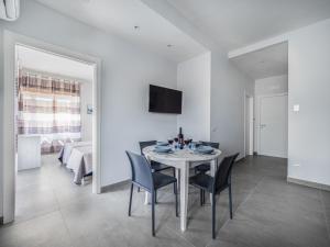 Televízia a/alebo spoločenská miestnosť v ubytovaní Azzurro Park Suite - De Vivo Realty Sorrento