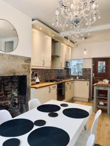 Gallery image of The Tenth House, Grade II Listed Georgian Town House, Wirksworth, Derbyshire, Peak District Cottage, Sleeps 4 in Wirksworth