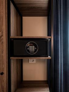 eine Mikrowelle in einem Schrank in einem Zimmer in der Unterkunft Hotel Lory in Forlì