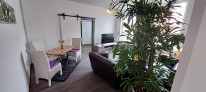 a living room with a table and some plants at Modernes wohnen im alten Beelitz Wohnung 2 in Beelitz