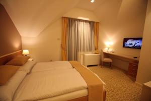 Postel nebo postele na pokoji v ubytování Hotel Gallus