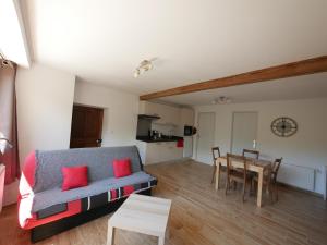un soggiorno con divano e tavolo di Appartement T2 40m2 avec extérieur 4 couchages a Saint-Bonnet-en-Champsaur