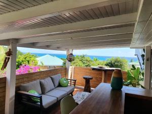 d'une terrasse avec un canapé et une table. dans l'établissement TI PARADI VUE MER, à Saint-François