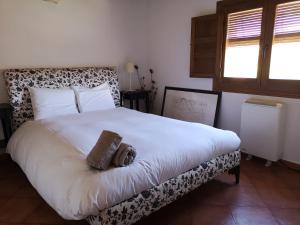 Un dormitorio con una cama con un osito de peluche. en La Casa Blanca del Alto Tajo en Ablanque