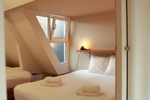 Postel nebo postele na pokoji v ubytování HOLT Hotel