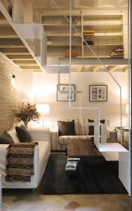 sala de estar con sofá y mesa en Architecture & Design Home in Triana, en Sevilla