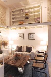 sala de estar con mesa y sofá en Architecture & Design Home in Triana, en Sevilla